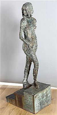 Frau mit Stiefeln (Justitia), auf Treppenstufen stehender Frauenakt