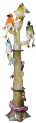 Sculpture à motif de femmes oiseaux.