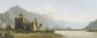 Sonnige Flusspartie mit Burgruine und Bergkette