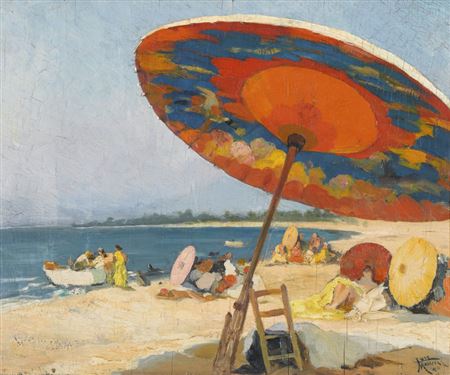 Strand mit bunten Sonnenschirmen.