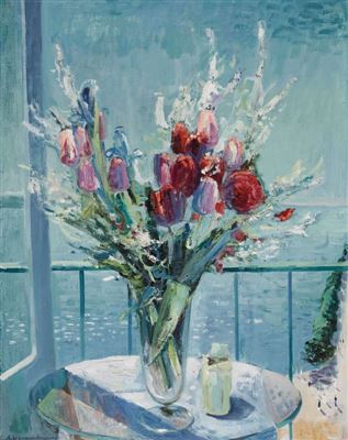 Tulpenstrauss auf einem Balkontisch