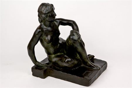 Joven desnuda sentada
