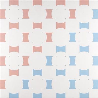 Induzione cromatica (bianco, rosato, azzurrato) e formale (stratificazione alternante dischi e quadri in primo piano)