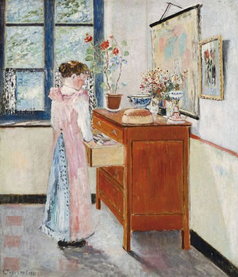 FEMME DEVANT LA COMMODE