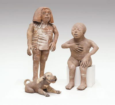 Femme debout, homme assis et chien couché