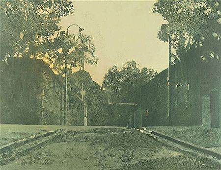 Rue et réverbères au crépuscule