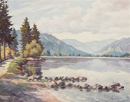 Vom sonnenbeschienenen Ufer aus Blick auf den Titisee und den Feldberg