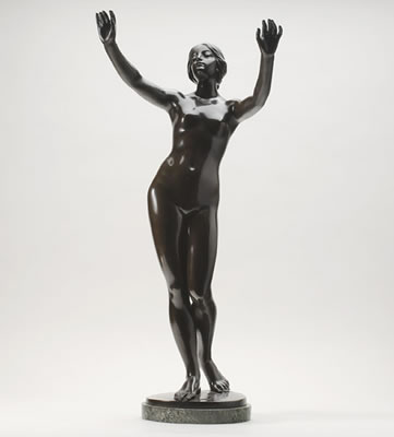 Een gepatineerd bronzen staand vrouwelijk naakt