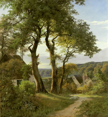 Abendstimmung über einem dänischen Dorf in hügeliger Landschaft.
