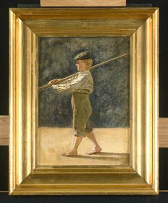 Knabe mit Schirmmütze und langem Holzstab.