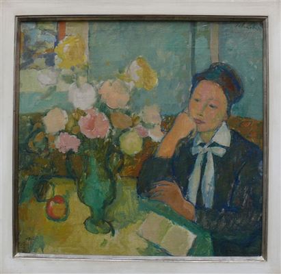 "Sitzende Frau" an einem Tisch mit Blumenstrauß in Vase; vor sich ein Buch liegend; die rechte Hand am Kinn aufgestützt;
