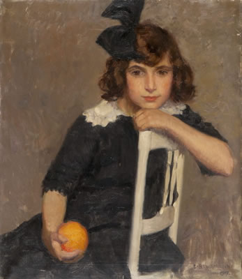 Portrait eines sitzenden Mädchens mit einer Orange
