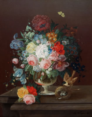 Grosses Blumenbouquet in einer Glasvase mit Vogel und Vogelnest