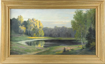 Intimate view of the pitch lake in the Grunewald in the sun is low
