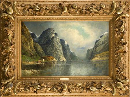 Blick in einen norwegischen Fjord mit Segler u. Pfahlbau am Ufer