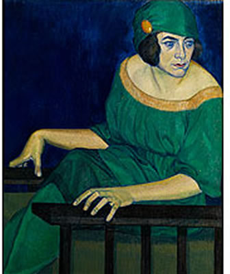 FRAU IN GRÜNEM KLEID IN EINEM SESSEL
