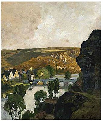Blick auf ein kleines Dorf an einem Fluss mit einer Steinbrucke