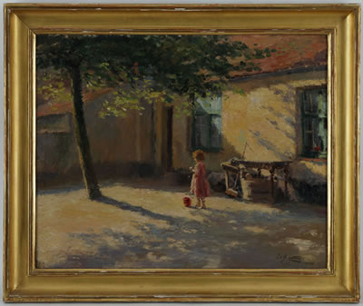 Fillette dans une cour ensoleillée