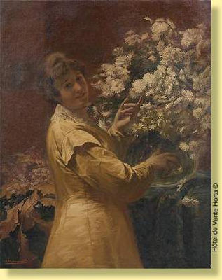 Jeune femme arrangeant un bouquet de fleurs