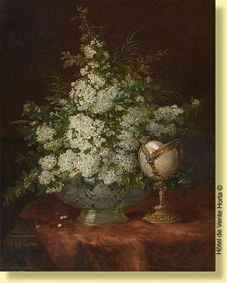 Composition au nautile et vasque fleurie d'aubépines