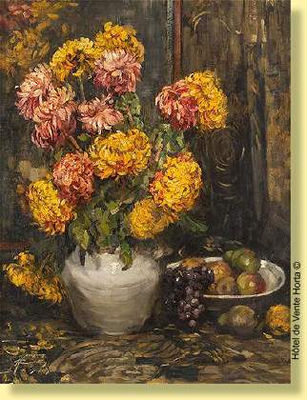 Vase fleuri et coupe de fruits