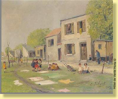 Enfants jouant sur l'herbe