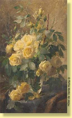 Vase fleuri de roses jaunes