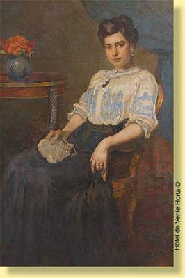 Portrait de jeune femme avec sac de soirée