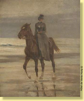 Elégante en amazone au bord de la mer