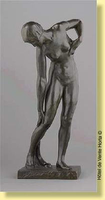 Jeune femme nue sortant du bain