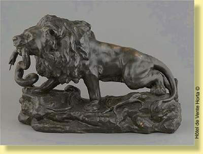 Lion combattant un serpent