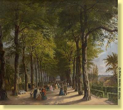Promeneurs dans l'allée