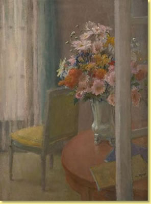 Composition florale sur un guéridon.