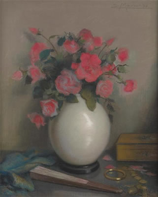Vase fleuri de roses avec éventail en avant-plan.