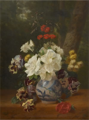 Vase fleuri sur entablement sur fond de troncs d'arbres.