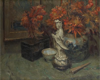 Blanc de Chine sur fond floral
