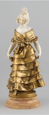 Jeune femme à la robe longue.