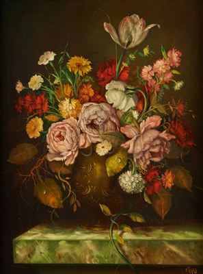 Vase fleuri sur un entablement.