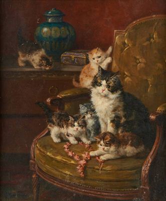 Chatte et chatons aux colliers.