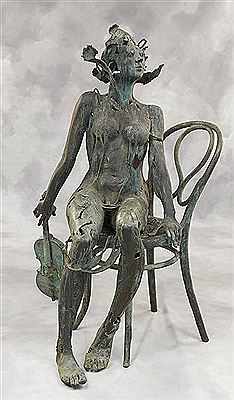 Jeune femme assise sur une chaise au violon