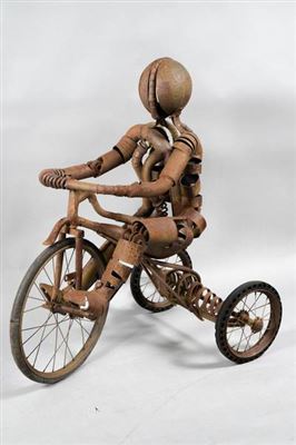 Gamin sur un tricycle.