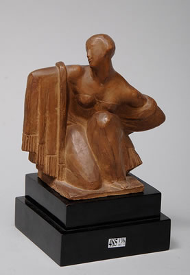 Femme accroupie