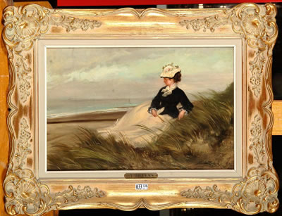Elégante allongée dans les dunes