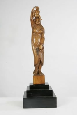 Femme portant un enfant