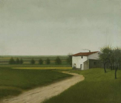 Kleines weißes Haus in weiter Landschaft