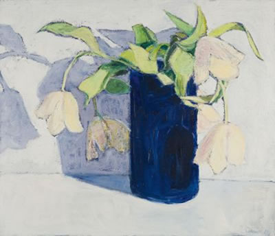 Weiße Tulpen in blauer Vase.