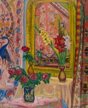 Rosa Zimmerwand mit Blumen und Spiegel