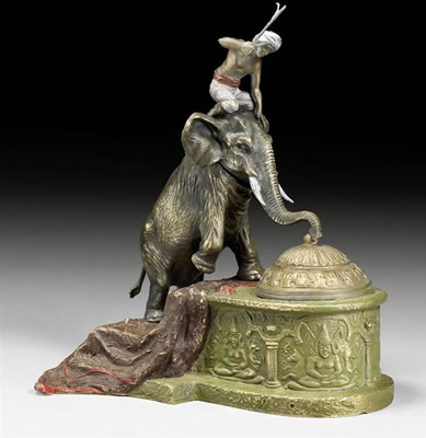 Eléphant et garçon sur un escalier