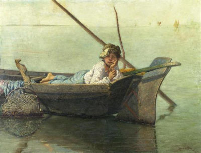 Fischerjunge in einem Boot mit der Silhoutte von Venedig im Hintergrund