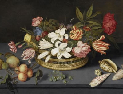 Stilleben mit Lilien, Tulpen, Pfingstrosen und anderen Blumen in einem Korb auf einer Platte mit Früchten, Muscheln und einer Fliege.